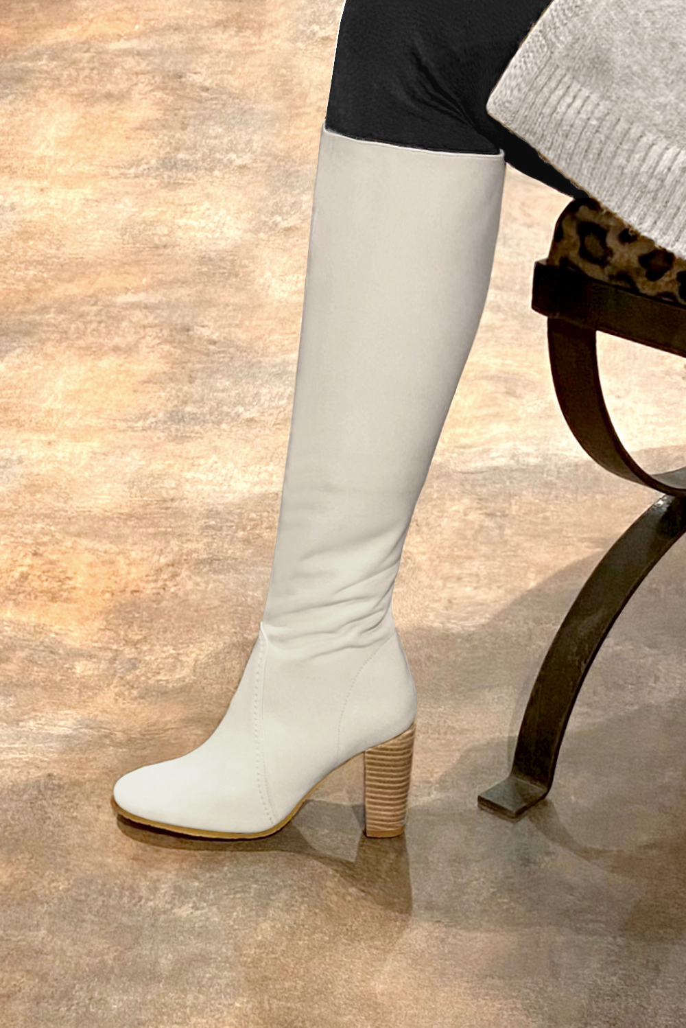 Off white women's feminine knee-high boots. Round toe. High block heels. Made to measure. Profile view - Florence KOOIJMAN